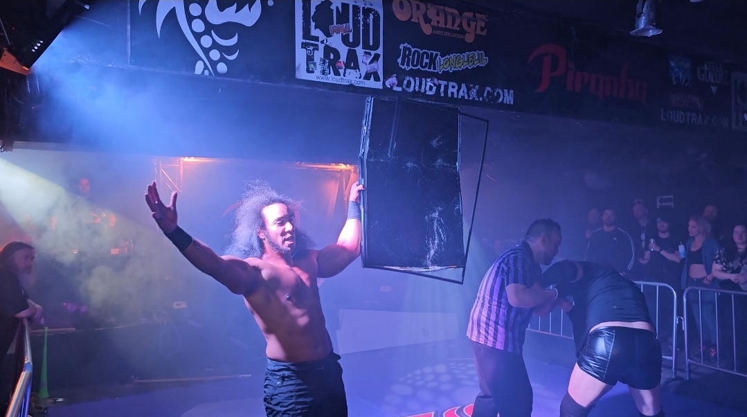 Divertissement et Brutalité pour la première dans le PIT!